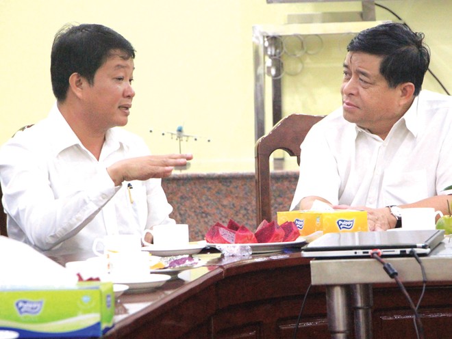 Bộ trưởng Bộ Kế hoạch và Đầu tư Nguyễn Chí Dũng (bên phải) trao đổi với đại diện Công ty Cát Tường.