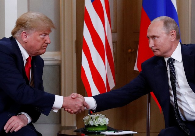 Tổng thống Trump và Tổng thống Putin bắt tay cuộc gặp ở Phần Lan (Ảnh: Reuters).
