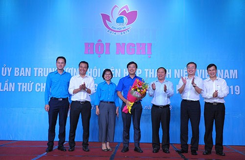 Đồng chí Lê Quốc Phong (người đứng giữa) giữ chức Chủ tịch Ủy ban Trung ương Hội Liên hiệp Thanh niên Việt Nam khóa VII, nhiệm kỳ 2014- 2019. Ảnh: doanthanhnien.vn.