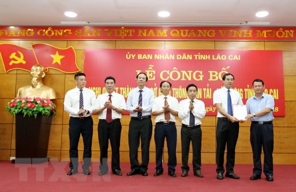 Ông Nguyễn Văn Vịnh (phải), Bí Thư tỉnh ủy Lào Cai, trao quyết định thành lập Sở Giao thông Vận tải và Xây dựng tỉnh Lào Cai. (Ảnh: Quốc Khánh/TTXVN).