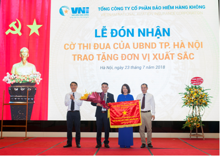Bảo hiểm Hàng không (VNI) đón nhận cờ thi đua của UBND TP Hà Nội trao tặng.