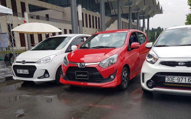 Xe Toyota Wigo sắp về Việt Nam (xe đỏ, ở giữa).