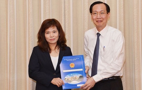 Phó Chủ tịch Thường trực UBND TPHCM trao quyết định cho bà Huỳnh Thị Thanh Hiền. Ảnh SGGP.