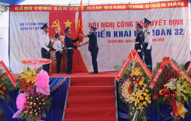 Thiếu tướng Lê Xuân Thanh trao trao Quân kỳ Quyết thắng cho Hải đoàn 32. Ảnh CSB.