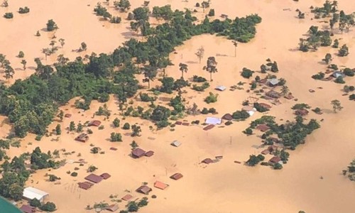 Hãng thông tấn Lào LNA cho hay, ước tính 0,5 tỷ m3 nước đã đổ xuống hạ du. Ảnh: ABC Laos news.