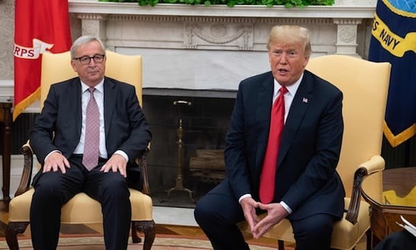 Tổng thống Mỹ Donald Trump với Chủ tịch Ủy ban châu Âu Jean-Claude Juncker tại Nhà Trắng. (Nguồn: AFP).