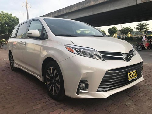 Toyota Sienna 2018 bản Limited trên phố Phạm Hùng, Hà Nội. 