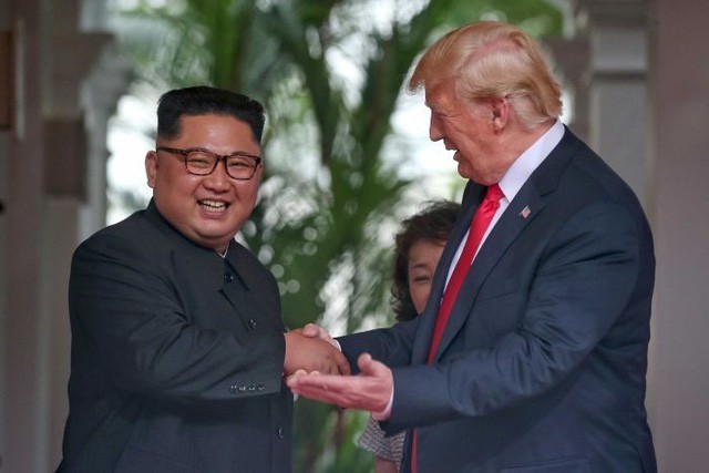 Tổng thống Donald Trump và nhà lãnh đạo Kim Jong-un gặp nhau tại Singapore (Ảnh: Reuters).