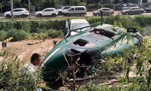Chiếc trực thăng bị hư hại sau khi rơi xuống bãi đậu xe ở Bắc Kinh. Ảnh: Weibo.
