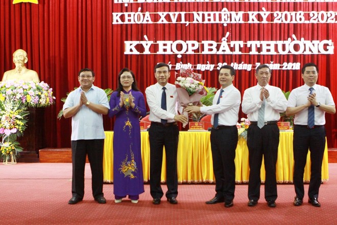 Tân Chủ tịch HĐND tỉnh Thái Bình Nguyễn Hồng Diên (thứ 3 bên phải) tặng hoa cho tân Chủ tịch UBND tỉnh Đặng Trọng Thăng (thứ 3 bên trái).