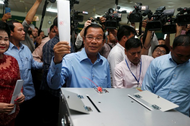 Thủ tướng Hun Sen đi bỏ phiếu tại tỉnh Kandal ngày 29/7 (Ảnh: Reuters).