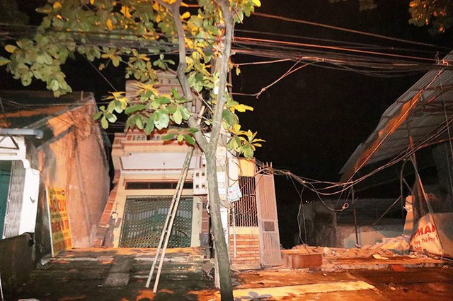Nhiều nhà dân đã bị sạt lở, trượt xuống sông Đà tại thành phố Hòa Bình tối 30/7.