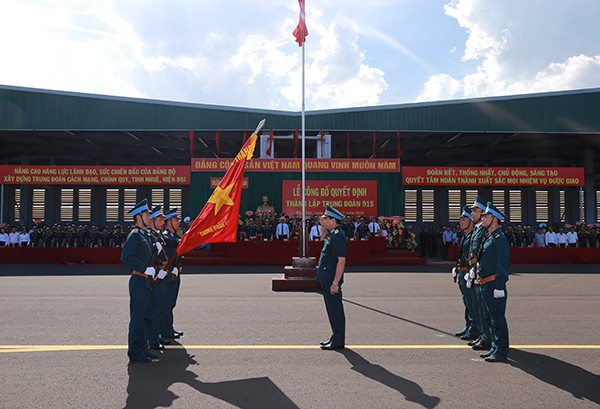 Thiếu tướng Lâm Quang Đại trao Quân kỳ Quyết thắng cho Trung đoàn 915. Ảnh PKKQ.
