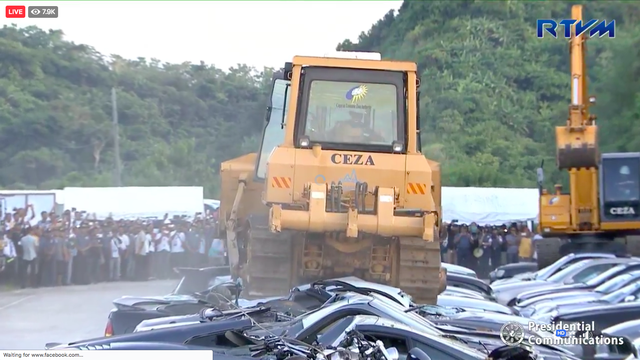 Hàng loạt phương tiện đắt tiền bị san phẳng trước sự chứng kiến của Tổng thống Philippines hôm 30/7 (Ảnh: Philstar).