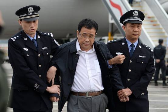 Tội phạm kinh tế Li Huabo bị cảnh sát Trung Quốc dẫn giải về nước sau khi biển thủ hàng triệu USD và ẩn náu nhiều năm ở Singapore. (Ảnh: WSJ).