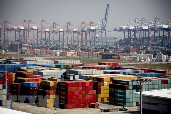 Hàng hóa được xếp tại cảng Nansha ở tỉnh Quảng Đông của Trung Quốc. (Ảnh: EPA/TTXVN).
