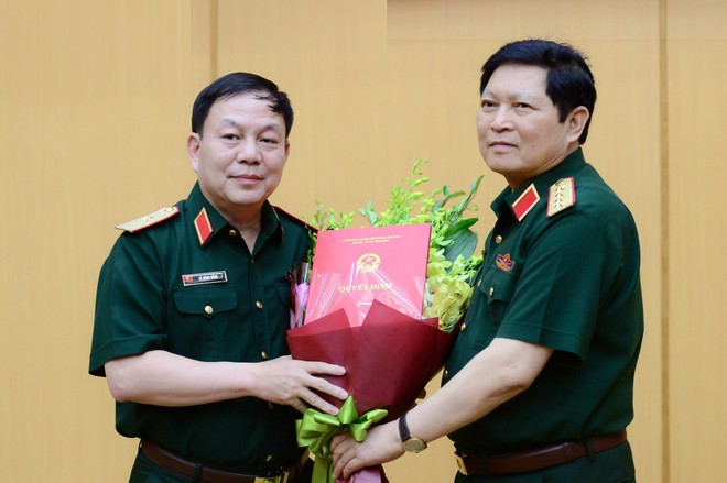 Thiếu tướng Lê Đăng Dũng (trái) nhận Quyết định phụ trách Chủ tịch kiêm Tổng Giám đốc Viettel - Ảnh: VGP/Hiền Minh.