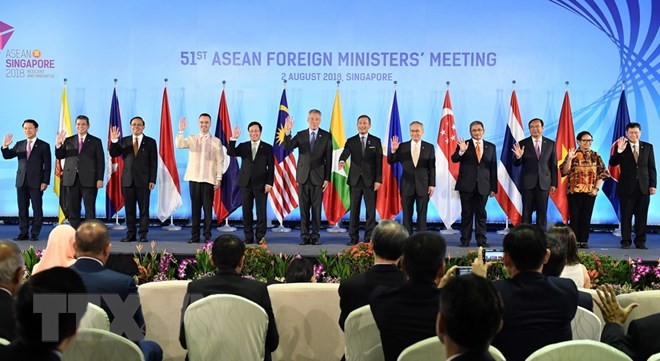 Phó Thủ tướng, Bộ trưởng Ngoại giao Phạm Bình Minh (thứ 5, trái) và Bộ trưởng Ngoại giao các nước thành viên ASEAN chụp ảnh chung tại hội nghị AMM 51 ở Singapore ngày 2/8. (Ảnh: AFP/TTXVN).