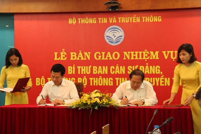 Đồng chí Trương Minh Tuấn và đồng chí Nguyễn Mạnh Hùng ký Biên bản bàn giao. Ảnh Bộ TT&TT.