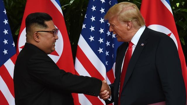 Tổng thống Trump bắt tay nhà lãnh đạo Kim Jong-un tại hội nghị thượng đỉnh ở Singapore (Ảnh: Reuters).