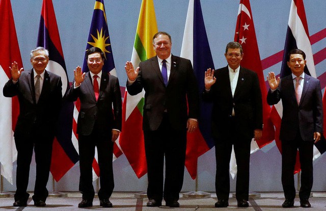 Ngoại trưởng Mỹ Mike Pompeo (giữa) dự cuộc họp ngoại trưởng ASEAN-Mỹ tại Singapore hôm 3/8/2018. (Ảnh: Reuters).