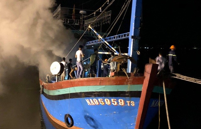 Nghệ An: Tàu cá 10 tỷ bốc cháy khi chuẩn bị xuất bến