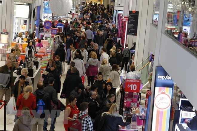 Người dân mua sắm tại một cửa hàng ở New York của Mỹ. (Ảnh: AFP/TTXVN).