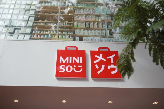 Miniso được coi là hiện tượng thành công ở thị trường Việt Nam những cũng là thương hiệu duy nhất bị tập đoàn mẹ từ Trung Quốc lấy lại .