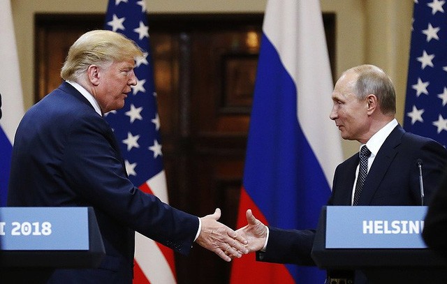 Tổng thống Trump và Tổng thống Putin bắt tay trong cuộc gặp tại Helsinki (Ảnh: AFP).