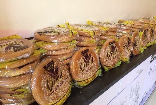 Bánh trung thu xách tay Hồng Kông được bày bán tràn ngập thị trường.