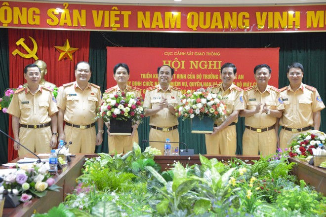 Lãnh đạo Cục Cảnh sát giao thông chúc mừng Thiếu tướng Trần Sơn Hà và Thiếu tướng Vũ Đỗ Anh Dũng. Ảnh Cục CSGT.