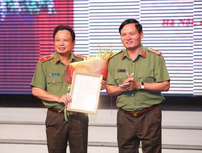 Thay mặt lãnh đạo Bộ Công an, Phó Cục trưởng Cục Tổ chức cán bộ Phạm Hữu Thao trao quyết định cho Thiếu tướng Mai Văn Hà. Ảnh CAND.