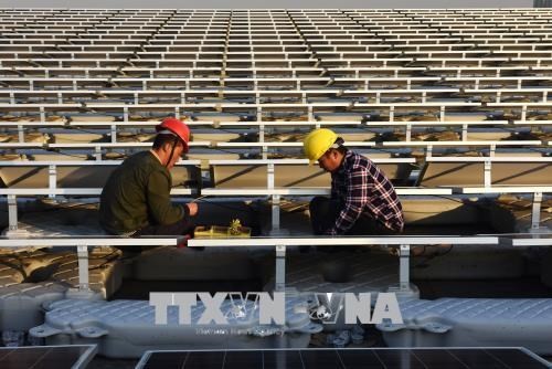 Công nhân làm việc tại Nhà máy điện Mặt trời ở Hoài Nam, tỉnh An Huy, miền đông Trung Quốc tháng 12/2017. (Nguồn: AFP/TTXVN).