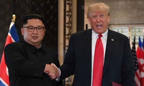 Lãnh đạo Triều Tiên Kim Jong-un (trái) và Tổng thống Mỹ Trump gặp nhau tại Singapore hồi tháng 6. Ảnh: AFP.