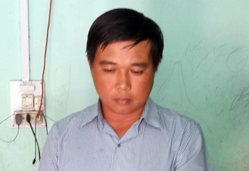 Một trong số ba cán bộ địa chính xã bị bắt. Ảnh: Nguyễn Hằng.