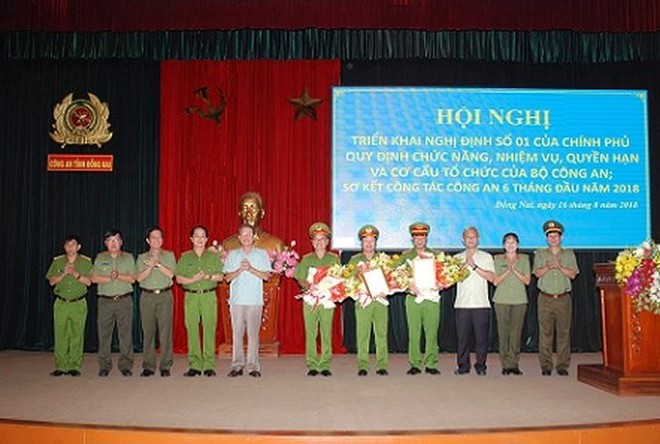 Các đồng chí lãnh đạo Tỉnh ủy, UBND tỉnh Đồng Nai chúc mừng Ban giám đốc Công an tỉnh.