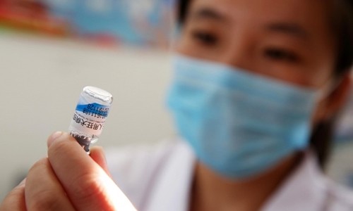 Y tá chuẩn bị một liều vắcxin tại bệnh viện ở An Huy, Trung Quốc hồi tháng 7. Ảnh: AFP.