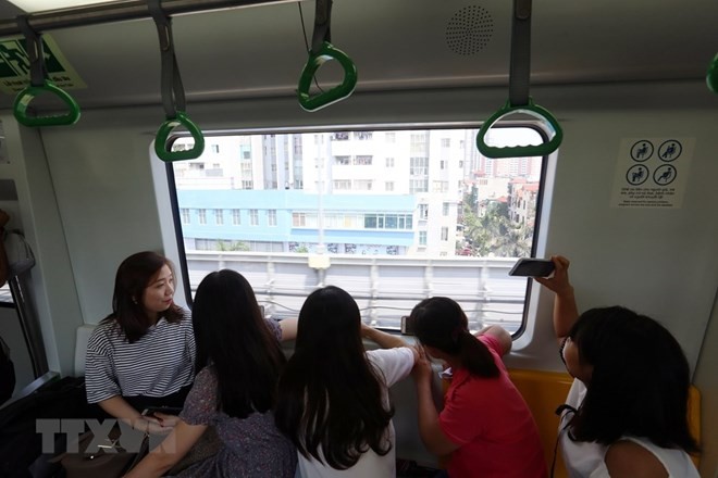 Hàng trăm người dân cả người già và trẻ em đã rất hào hứng tham gia chuyến đi thử tuyến đường sắt Cát Linh-Hà Đông. (Ảnh: Huy Hùng/TTXVN).