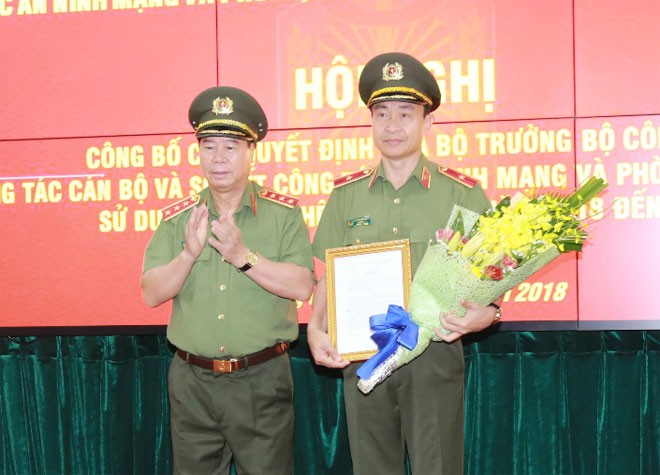 Thứ trưởng Bùi Văn Nam trao quyết định và chúc mừng Thiếu tướng Nguyễn Văn Chính. Ảnh CAND.