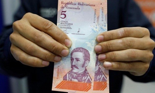 Đồng 5 Bolivar mới của Venezuela. Ảnh: Reuters.
