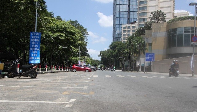 Đường phố thông thoáng hơn sau khi tăng phí đậu ô tô dưới lòng đường.
