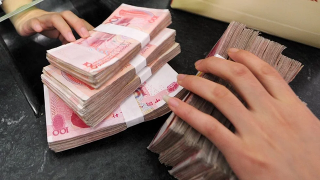 Ngân hàng trung ương Trung Quốc đã bắt đầu đe dọa trừng phạt những ai từ chối nhận tiền mặt và buộc khách hàng phải dùng thanh toán điện tử. (Nguồn: AFP).