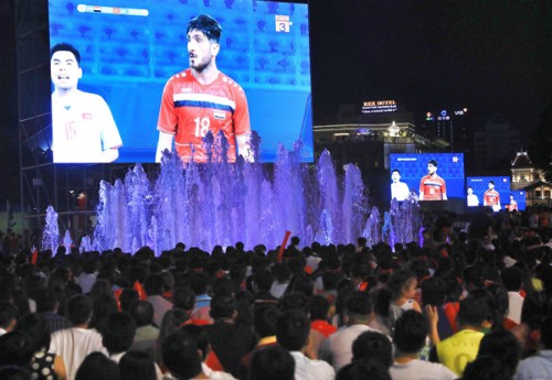 Điểm xem bóng đá màn hình lớn tại phố đi bộ Nguyễn Huệ, TP HCM, đêm diễn ra trận Việt Nam - Syria. Ảnh: Hữu Khoa.