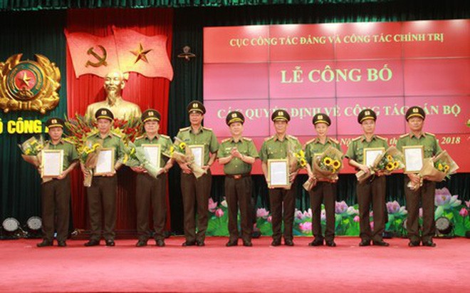 Thứ trưởng Nguyễn Văn Sơn trao quyết định cho các đồng chí giữ chức Phó Cục trưởng Cục Công tác Đảng và công tác chính trị.