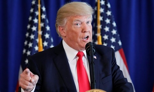 Tổng thống Donald Trump phát biểu trước khi ký một đạo luật ở Bedminster, New Jersey ngày 12/8/2017. Ảnh: Reuters.