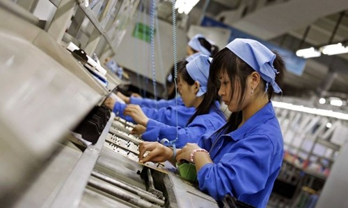 Công nhân lắp ráp trong một nhà máy sản xuất hàng điện tử tại Trung Quốc. Ảnh: Reuters.