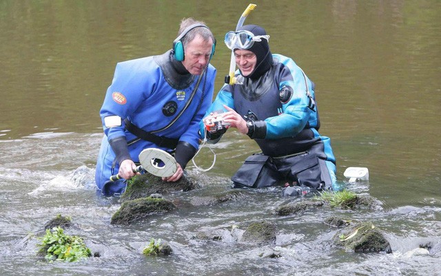Ông Rolfe Mitchinson và Bob Middlemass lặn sông Tees để tìm kho báu hồi năm 2012. (Nguồn: TNE).