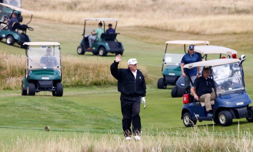 Tổng thống Trump chơi golf hôm 1/9. Ảnh: Reuters.
