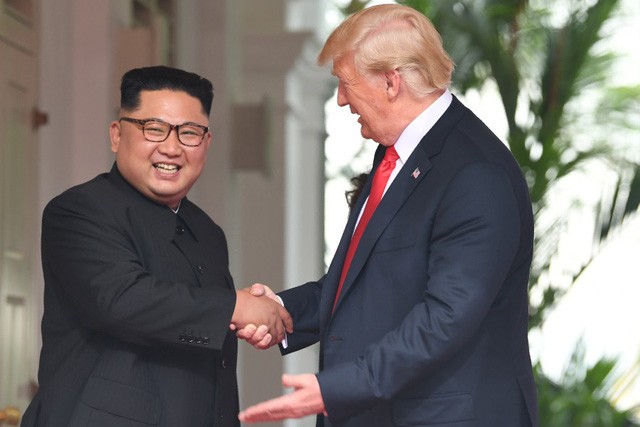 Tổng thống Donald Trump gặp nhà lãnh đạo Kim Jong-un tại Singapore hồi tháng 6 (Ảnh: Reuters).