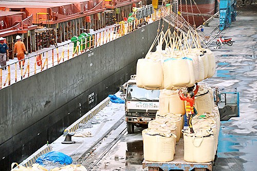 Xuất, nhập khẩu hàng hóa qua cảng Gò Dầu. Ảnh: Báo Đồng Nai.